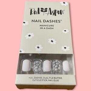 NIB Red Aspen Short Square Nail Dashes in Daisy's In White (White Matte)